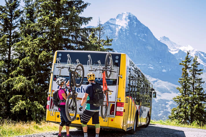  Ganz normaler Service in der Schweiz: Mit dem Postauto auf die Große Scheidegg – so spart man 1000 Höhenmeter Uphill. 