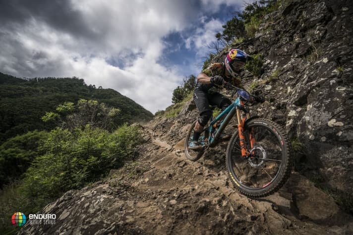   Richie Rude hat 2015 und 2016 den EWS-Gesamtsieg geholt. Die 2018er-Saison lief für ihn zu Beginn nicht nach Plan, in Olargues Mitte Mai siegte er dann. Auch die letzten beiden Stopps in Spanien und Italien entschied der US-Amerikaner für sich. Von Rennen ausgeschlossen wurde Rude 2018 trotz der positiven Dopingproben nicht.