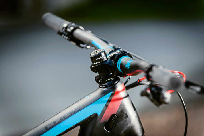   Cube Stereo 140 C:68 SLT 29: Thanks to the super short 40 mm stem, the riding position is relatively compact and the handling is very direct.  