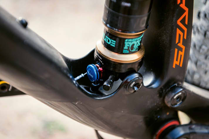   Scott Spark 700 Tuned plus: Über den Twinloc-Hebel lässt sich das komplette Fahrwerk verändern. Der Zug verschwindet im Rahmeninneren.    