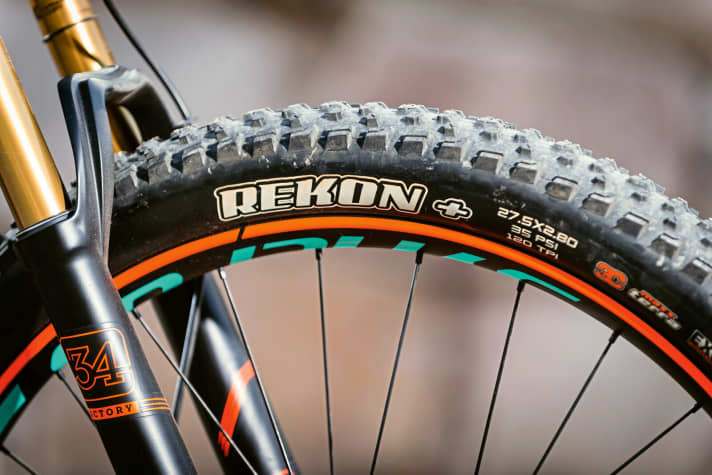   Scott Spark 700 Tuned plus: Despite 2.8 tyres and aluminium rims, the Spark Plus is one of the lightest and most agile bikes in the comparison.