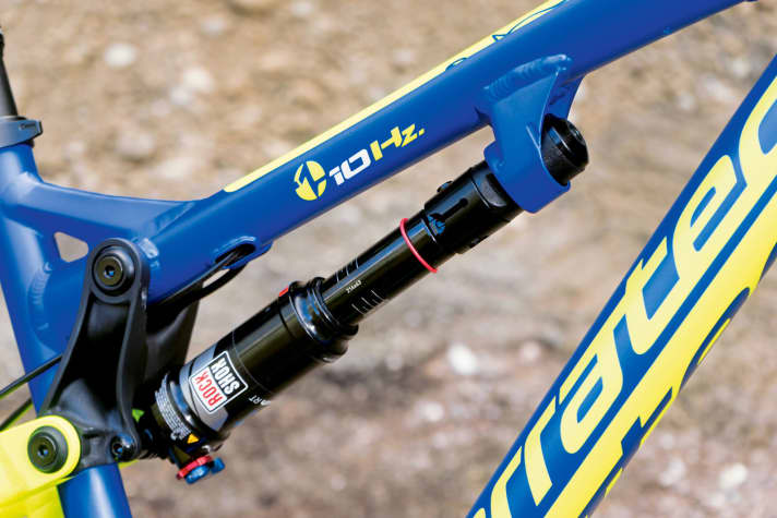   Corratec XTB Y: Am vorderen Ende des Dämpfers sitzt der 10-Herz-Gummipuffer, auf dem Trail hält sich der Vorteil in Grenzen.