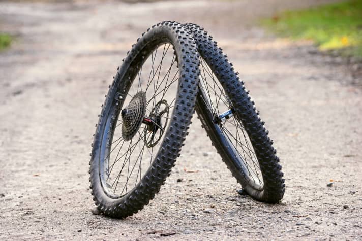   Bulls Copperhead Max RS: Im direkten Vergleich wird der Unterschied zwischen den Reifen deutlich sichtbar. Auf dem Trail gibt es keine Dys­balancen, trotz Größenunterschied.