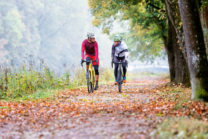   On the road with squad coach Erik Becker: Editor Florentin normally rides an enduro bike. Nevertheless, he thought the crosser ride with Erik was great.