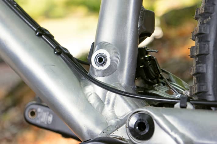   Die Eightpins-Sattelstütze passt nur an spezielle Rahmen wie das modifizierte Liteville 301 MK13. Die Abschlusskappe (im großen Bild oben) dient der Führung und Abdichtung.