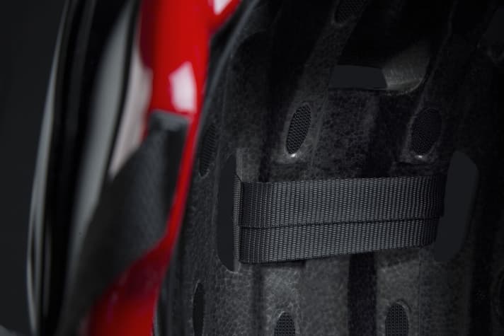   In einer Einbuchtung finden Action-Cam- und Helmlampen-Klettbänder Platz.