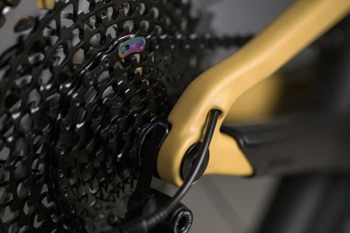   The cables run cleanly inside the frame right down to the last corner. However, the brake lines are routed externally for service reasons.