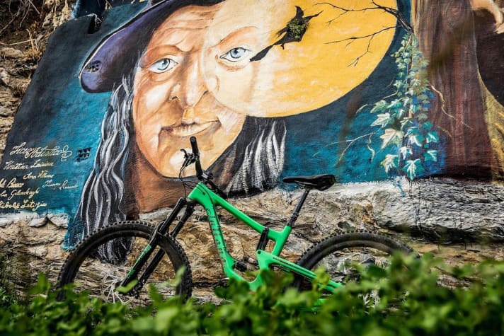   Strega (Italian for witch) is the name of the women's version of the Santa Cruz Enduro. The Strega is only available in green.