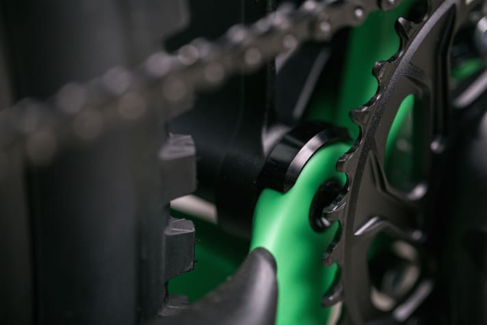   Nice detail: The chainstays are protected in the chainring area by an aluminium cover...