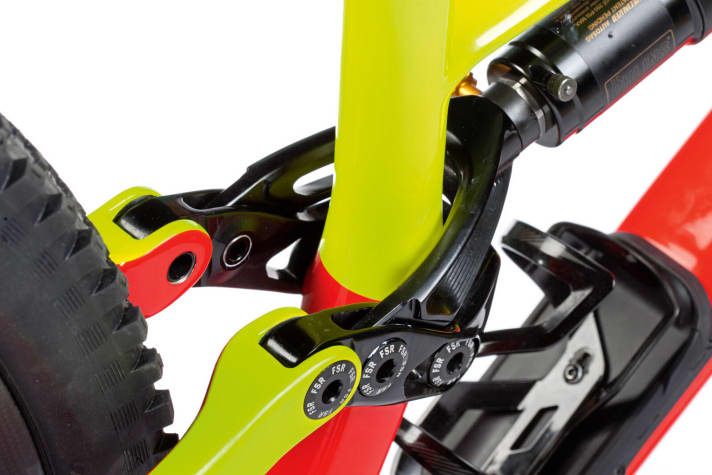   Specialized S-Works Enduro 29: The connecting bar between the seat stays has been removed from the new Enduro. The resulting space allows for eight millimetres more travel and more tyre clearance.