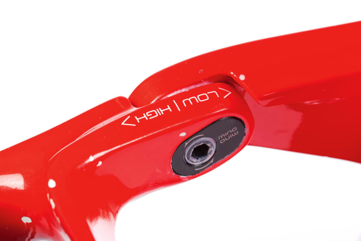  Trek Slash 9.9: Über den Mino-Link lässt sich die Geometrie feintunen mit einer Änderung des Lenkwinkels von 0,4 Grad.