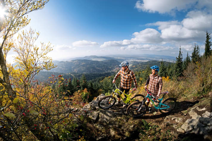   Wer zehn Minuten Fußmarsch nach dem Trailride inves­tiert, wird mit herrlicher Aussicht auf das Badner Land belohnt und steht direkt vor dem Trail Einstieg des Canadian-Trails.