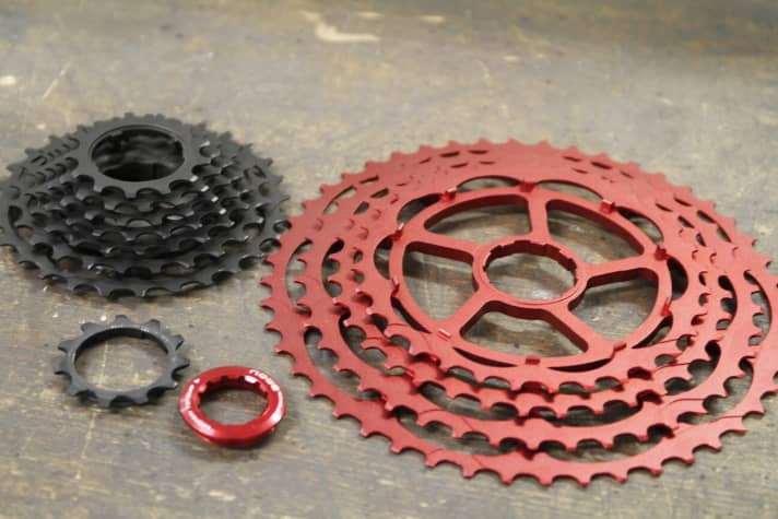   Die leichte Alu-Kassette besteht aus drei Teilen und bietet 11 bis 48 Zähne. Sie bringt nur schlanke 299 Gramm auf die Waage.