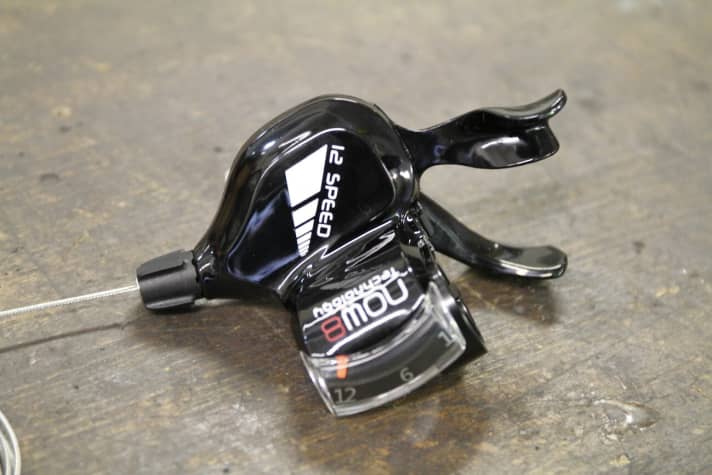   Der 12fach-Schalthebel ist auch mit 11fach-Kassetten kombinierbar. Kette und Schaltwerk können von Shimanos 11fach-Serie übernommen werden.