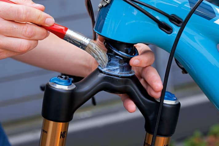   Headset bearings: The grease packing prevents dirt from penetrating and keeps the bearings running smoothly.