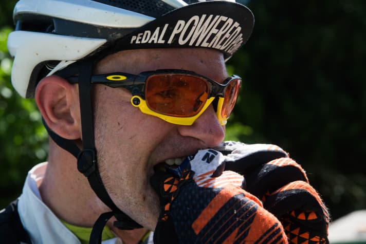   Reporter Henri Lesewitz's legs are slowly starting to whimper for mercy. Anyway, chew the bar and carry on.