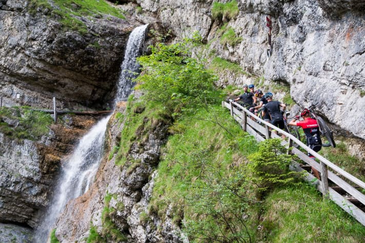   Diese fotogene Schlucht mit Wasserfall ist die Zielgerade des Chiemgau King. Bis nach Ruhpolding sind es jetzt nur noch fünf höhenmeterlose Kilometer.