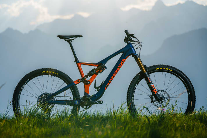   The middle model M-Team does without the carbon wheels and the steel suspension strut and costs 6600 euros.