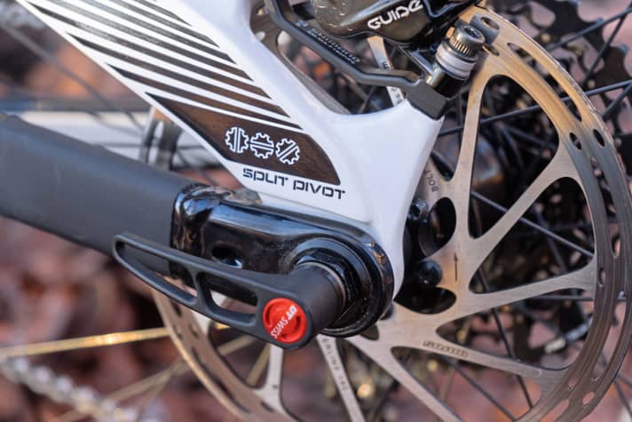   Devinci relies on the patented Split Pivot rear suspension system, in which the rear wheel axle runs directly through the pivot.