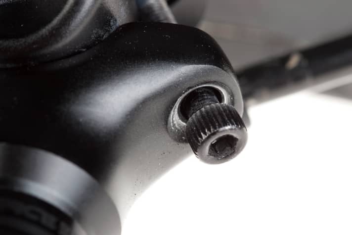   3. the Race Face Turbine has the same inner workings as the 9Point8, but the head is fundamentally different. While the details of the 9Point8 have been painstakingly worked on, the Race Face saddle fixing screw eats into the aluminium during the first use and causes chips.