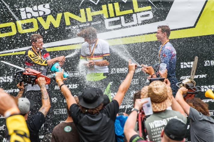   Ein tolles Rennen bei den Männern. Sieger Max Hartenstern genießt die Sektdusche.