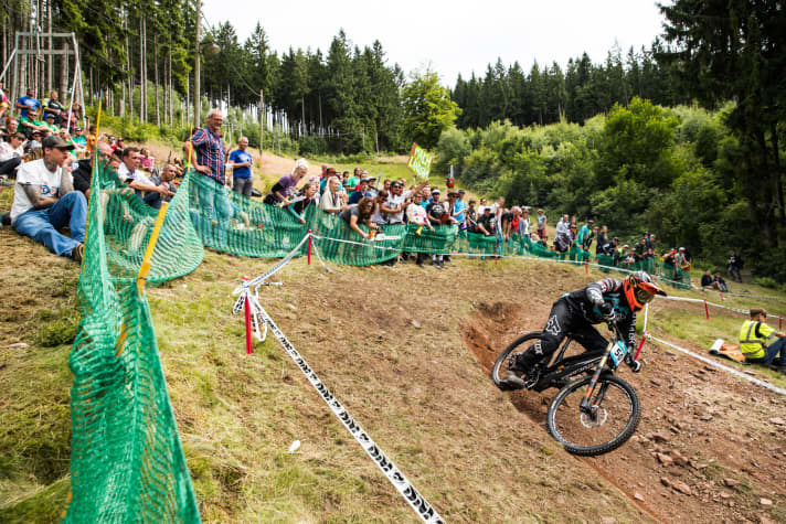  Immer ein atmosphärischer Höhepunkt: die brodelnde Stimmung in der Illmenauer Fankurve.