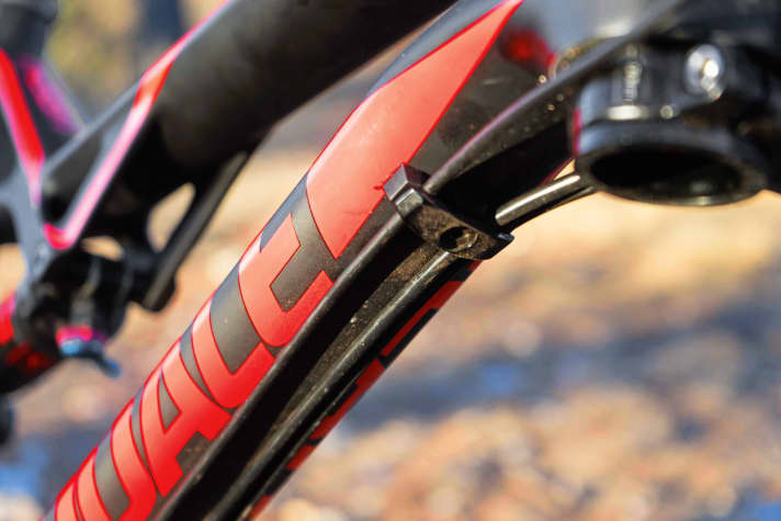   Cannondale Habit Carbon 3: The cables do not disappear inside the frame, but run along the down tube - but are well organised.    