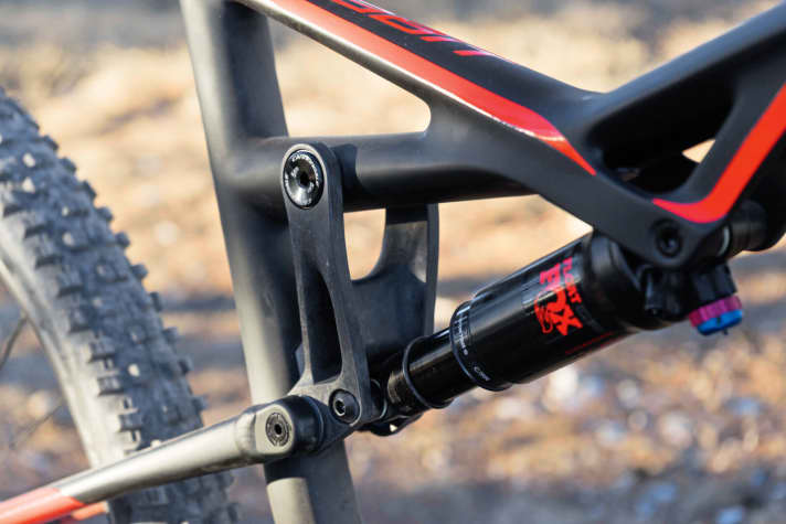   Cannondale Habit Carbon 3 - Noble detail: A carbon rocker link connects the aluminium rear triangle and carbon fibre main frame.