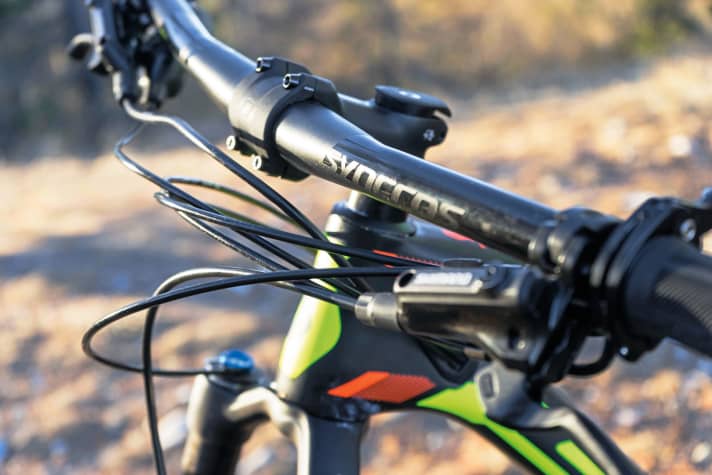   Scott Spark 930 – Weniger aufgeräumt: das Kabelwirrwarr am Lenker, dank zweier Extrazüge für das Twinloc-System zur Fahrwerksverstellung.