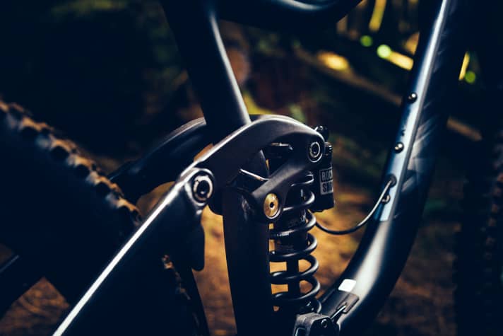   The new shock mount is one of the main innovations on the Giant Reign. It accommodates longer shocks and is stiffer, which means that the suspension should be higher in its travel and still respond better than the old model.