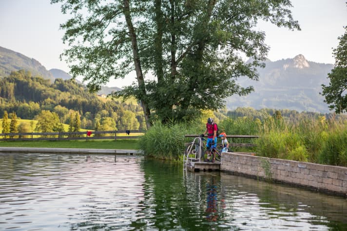   Pack your bathing suit! A detour to the natural swimming pool in Samerberger Filz is a must on the family tour.