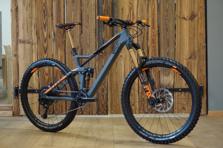 Das neue Stereo 140 HPC Trail Motion kostet 3499 Euro und wiegt laut Hersteller 13,2 Kilo. Der Namenszusatz „Trail Motion“ steht für die abfahrtsorientierte Ausstattung. Deshalb steckt in diesem Bike eine Fox Float 36-Gabel mit 150 Millimeter Federweg im Steuerrohr. Am Heck sorgt der neu Fox DPX2-Dämpfer für 140 Millimeter Federweg. Die Geometrie und das Design des Bikes wurden für 2018 komplett überarbeitet.
