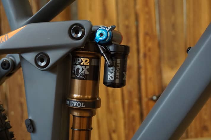 With its reservoir, the Fox DPX 2 damper keeps the rear end quiet when the going gets tough downhill. It can also be locked out quickly when going uphill. The more affordable Stereo 140 models feature a normal Fox Float shock and a 34 mm fork with 150 mm travel.