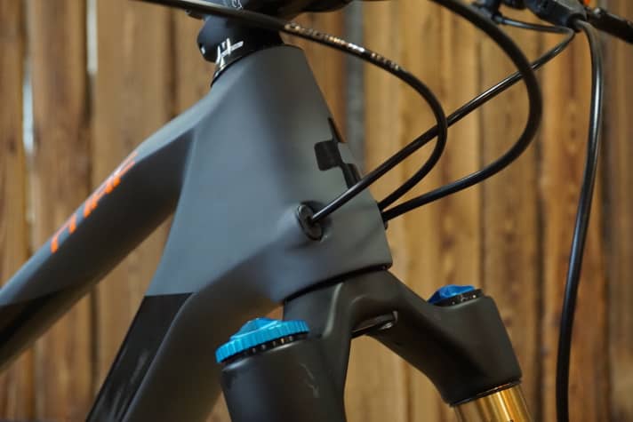 Bei allen für 2018 neu entwickelten Bikes von Cube werden die Züge durchgehend innen verlegt. Die durchgehenden Außenhüllen sorgen für weniger Reibung im Schaltzug und weniger Verschleiß bei Ausfahrten im Schlamm.