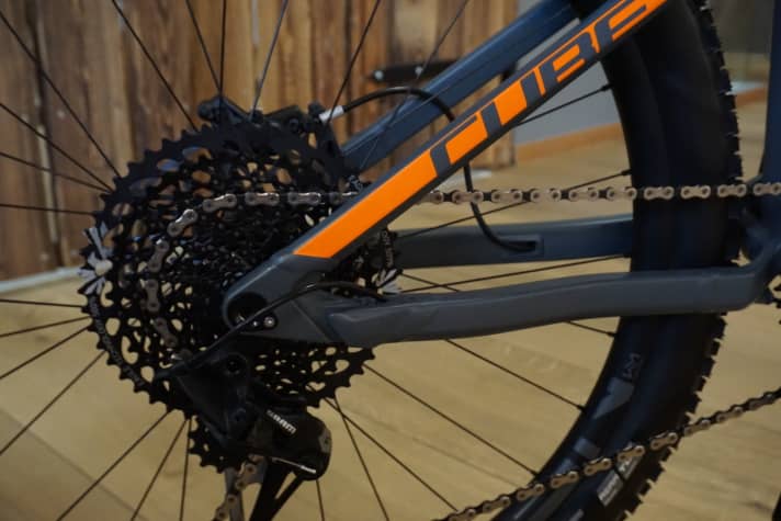 Der Hauptrahmen des Cube Stereo 140 HPC ist aus Carbon, der Hinterbau dagegen ist bei jedem Modell aus Aluminium. Die Verschraubung am Horst-Link-Lager und die Zugführug in der Kettenstrebe sind optisch schön gelöst. Allerdings kann der Hinterbau nur nachgezogen werden, wenn man das Hinterrad ausbaut. Geschaltet wird mit Srams günstiger GX Eagle-Gruppe.