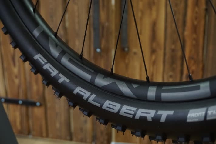 Wie bei vielen Cube-Modellen 2018 kommen auch beim Stereo 140 Trail Motion Newman-Laufräder mit Aluminium-Felgen zum Einsatz. Bei den Reifen setzt man auf herkömmliche 27,5x2,35 Zoll breite Fat Albert von Schwalbe.