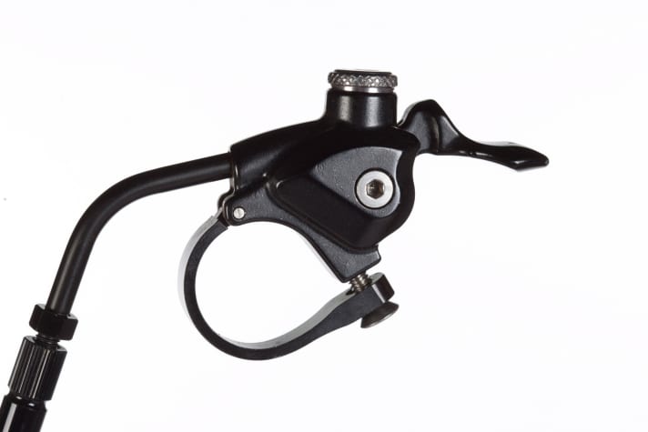   The remote lever on the Marzocchi 320 LCR could work more smoothly. In addition, the clamping force of the clamp is not sufficient to prevent it from twisting.