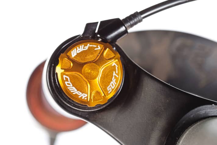   All four cross-country forks also have adjustable compression damping. In the case of Marzocchi, however, without a defined ratchet.