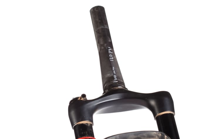   The carbon shaft and crown are the hallmark of the SID Worldcup. This measure saves Rockshox 134 grams compared to the aluminium version of the SID. Aluminium is better in terms of braking stiffness.