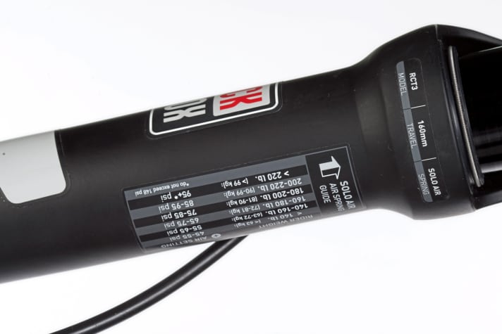   The exact model designation and suspension travel can be found on the back of the Rockshox suspension tubes. An air pressure table is attached as an additional setup aid. The recommendations according to body weight serve as a basis for finding the ideal air pressure more quickly.