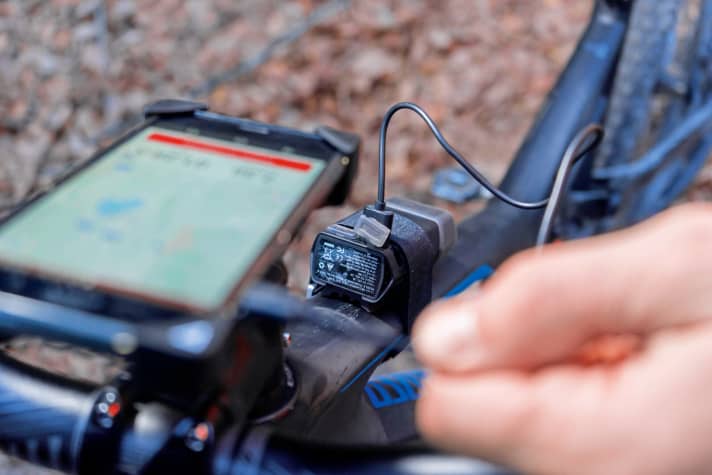   Der Akku eines Smartphones ist im GPS-Modus schneller leer als eine Tüte Chips beim Freitagabend-Blockbuster. Erst ein Zusatz-Akku macht die Navigation auf längeren Touren möglich.