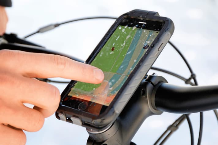   Dust and splash water are the biggest enemies of smartphones. Only with the right case and a robust holder can the smartphone be upgraded to a sturdy outdoor companion.