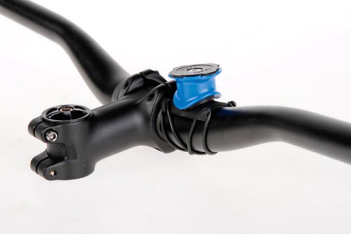   Firmly in view: A mobile phone holder for the handlebars makes sense. And as mobile phones are not waterproof, it is better to buy one with a rain cover.