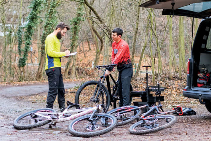   Vor der Testrunde stimmen die Tester die Fahrwerke der Bikes individuell ab.