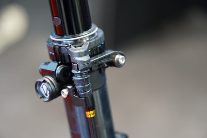   Besonderheit Vecnum ist, dass die Ansteuerung außen an der Stütze erfolgt. So lässt sich die Stütze an jedem MTB ab 30,9 mm Sattelrohrdurchmesser nachrüsten. Dank eines Failsafe-Knopfes ist die Moveloc ausfallsicher und im Falle eines Defektes direkt an der Stütze zu bedienen.