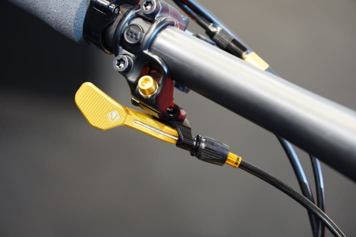   Der Remote-Hebel der Vecnum Moveloc sitzt Formschön unter dem Lenker und steuert die Stütze mechanisch an.