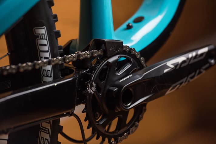   The small "Spirit Guide" chain guide is bolted to the chainstays.