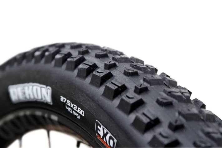   2,8 und 3,0 Zoll war gestern. Maxxis geht beim Plus-Format einen Schritt zurück und bietet 2018 die schnellen Ardent Race und Forekaster sowie die Enduro-Palette in gemäßigteren 2,6 Zoll an. Den Rekon wird es nicht nur in 27,5 x 2,6 geben, auch für 29er kommt der Plus-Klassiker in 2,6 Zoll Breite.