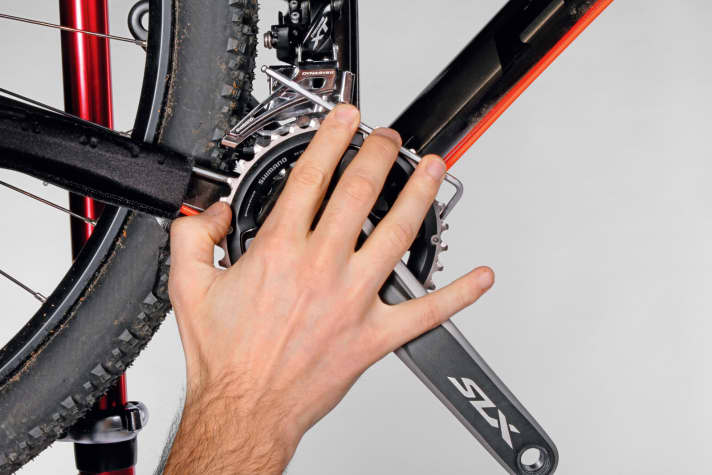 Adjusting the alignment of the front derailleur