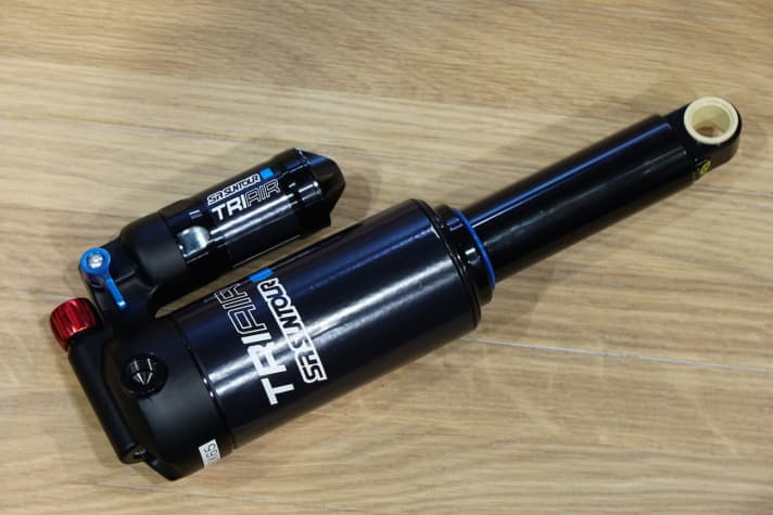   Der TriAir-Dämpfer mit Ausgleichsbehälter, Plattform-Hebel und externer Zugstufeneinstellung soll über das Kammervolumen im Inneren besonders individuell einstellbar sein.